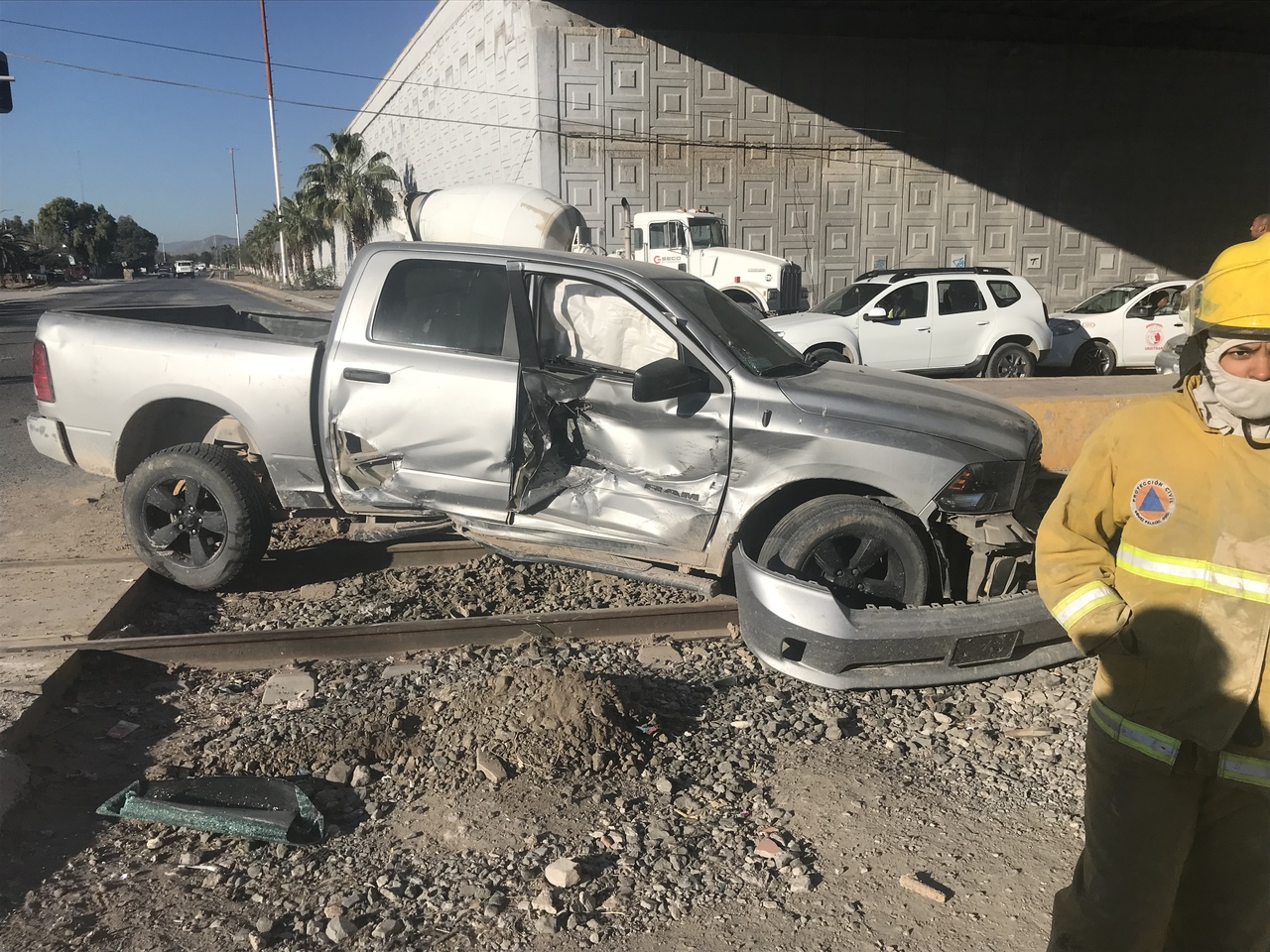 La camioneta terminó con daños en su costado derecho.