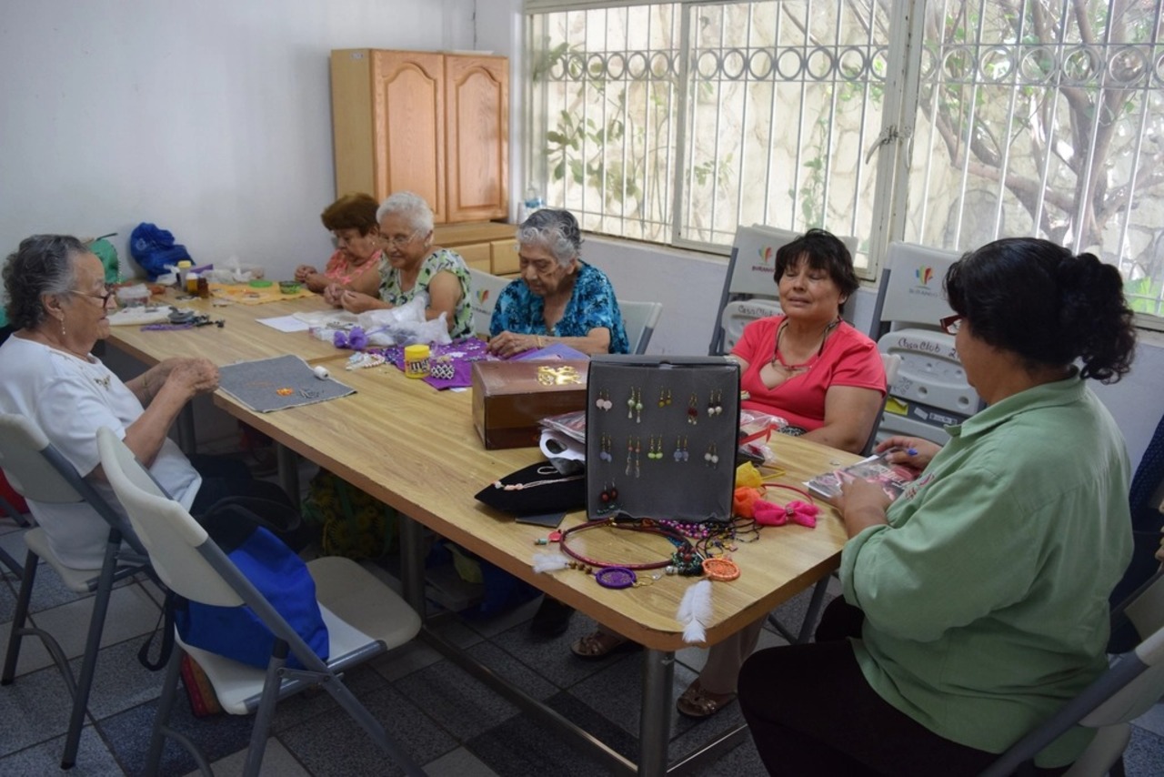 Celebra DIF Lerdo la participación de los adultos mayores en los diferentes talleres. (EL SIGLO DE TORREÓN)