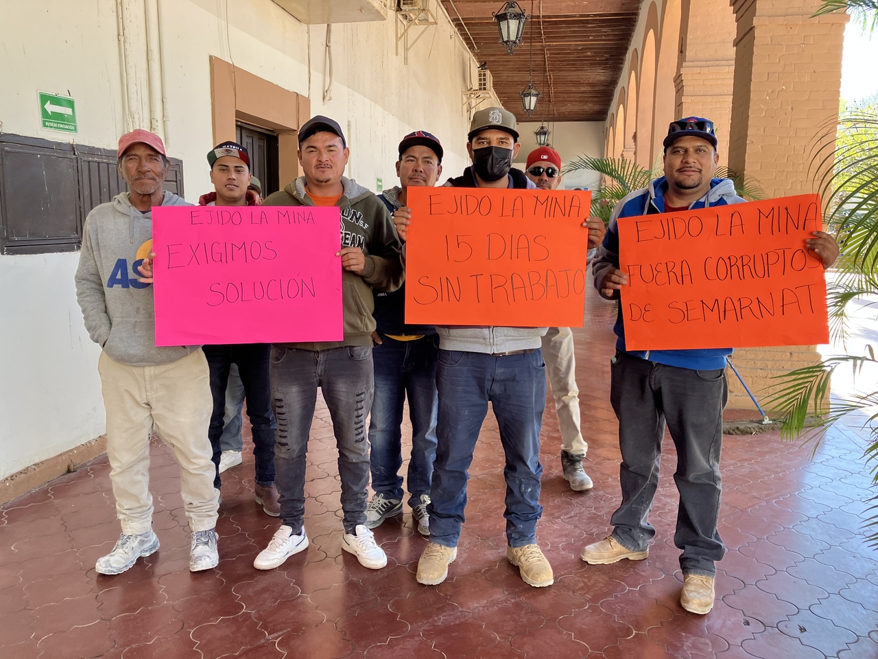 Trabajadores afectados con la suspensión de extracción de mármol del ejido La Mina, pidieron ayuda al municipio.
