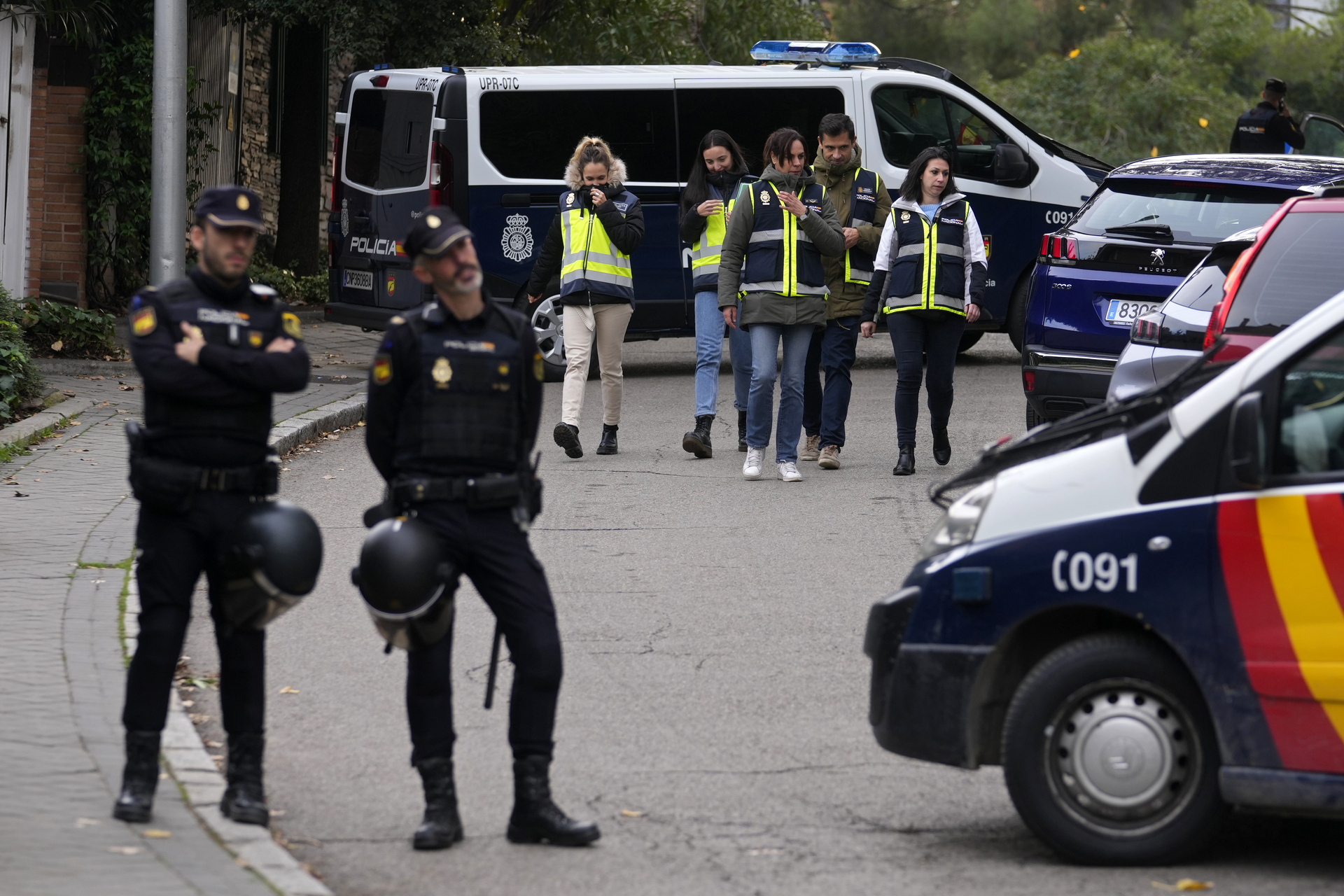 Los paquetes con ojos llegaron después de que una caja que contenía un artefacto explosivo se incendió el miércoles al ser abierto en la embajada de Ucrania en Madrid. (AP)