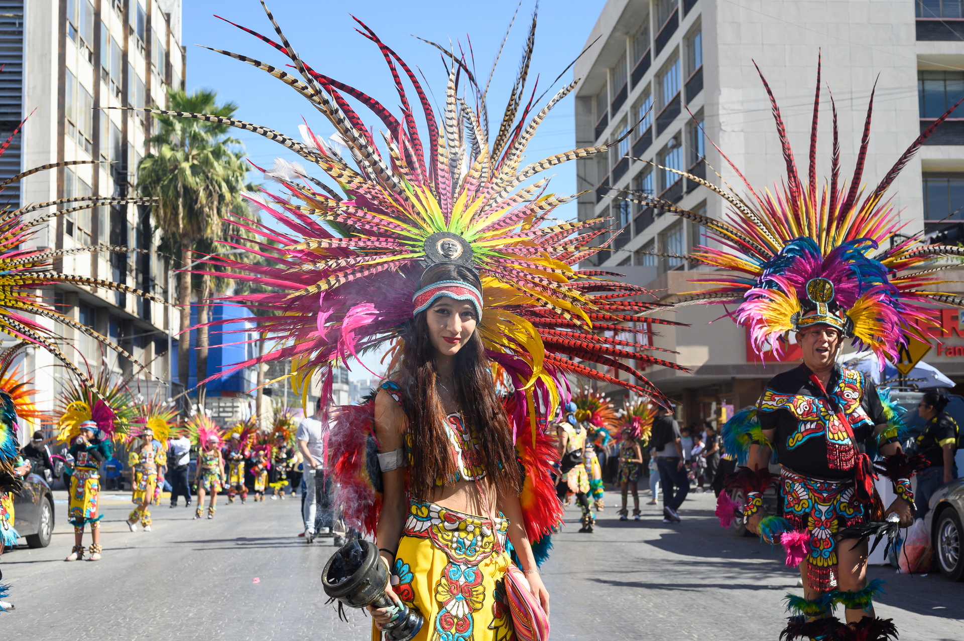 Los danzantes aztecas llaman la atención de los laguneros. (JORGE MARTÍNEZ)