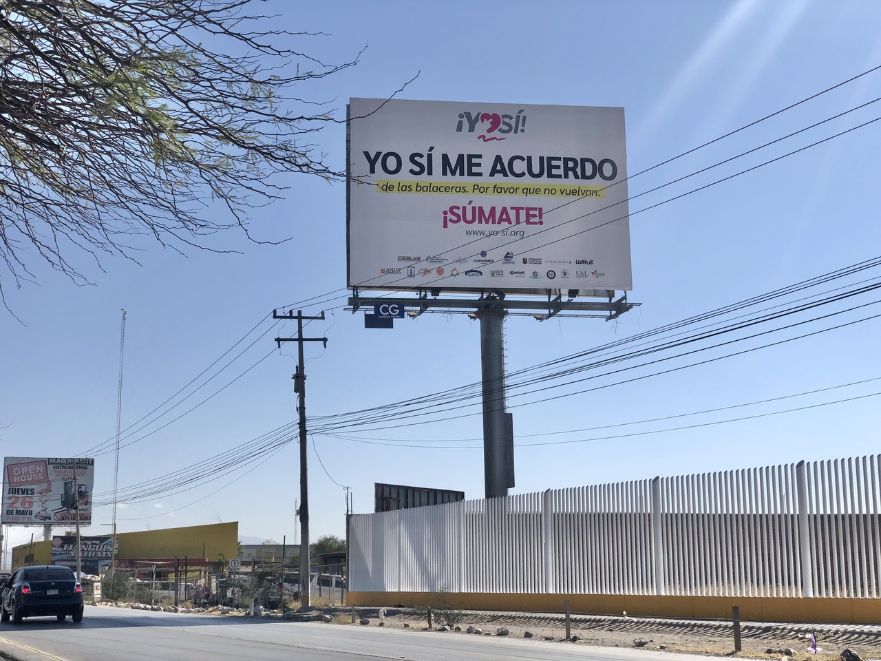 Organismos que forman parte del movimiento han colocado anuncios espectaculares en diversos puntos de la ciudad.