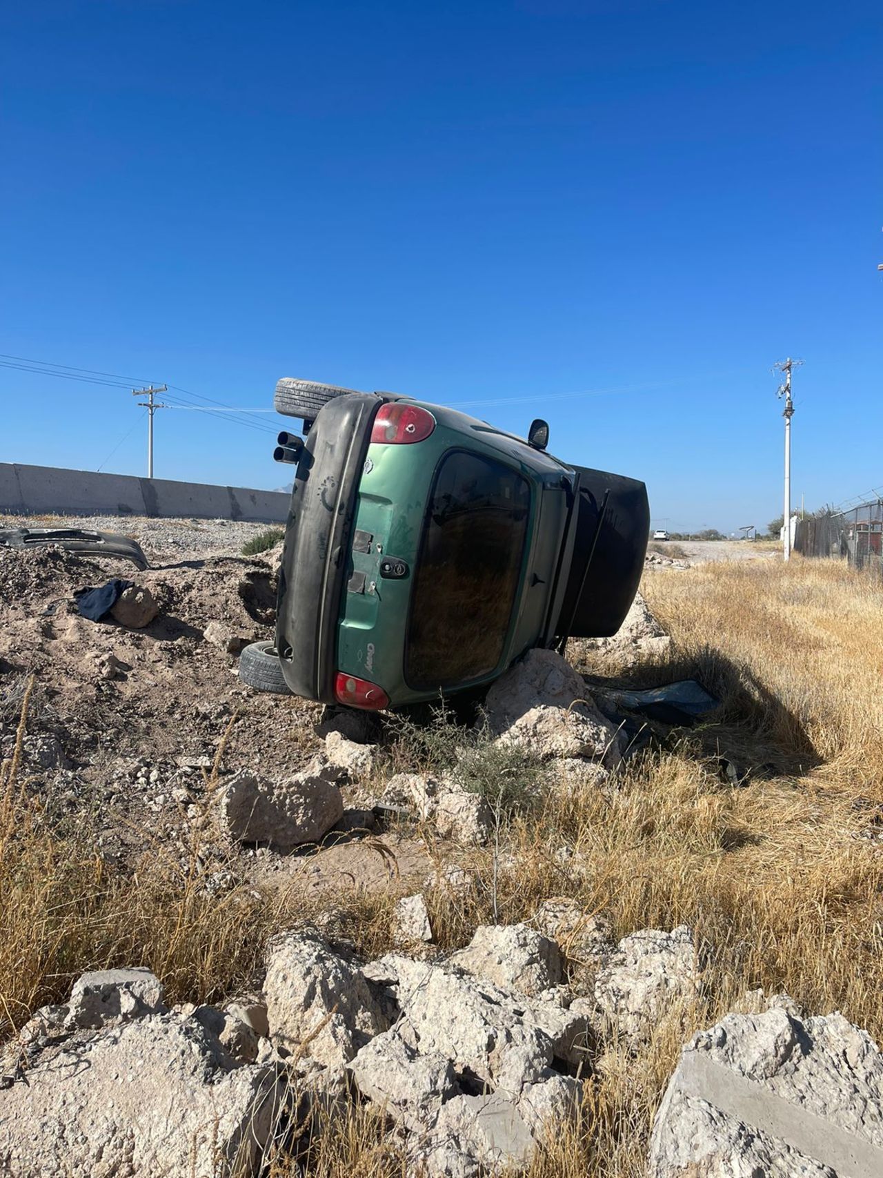 El conductor de la unidad perdió el control del volante y terminó volcado a un costado del camino.