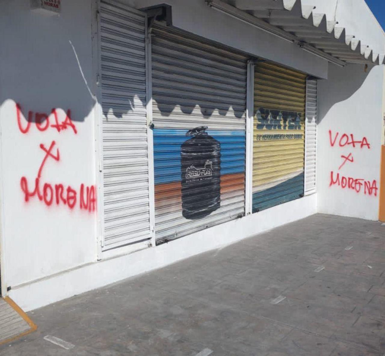 Escriben 'Vota x Morena' en inmuebles del centro histórico.