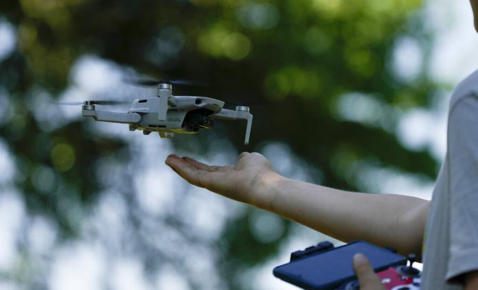 Los drones operativos tendrán que someterse a una prueba de vuelo anual. (EFE)