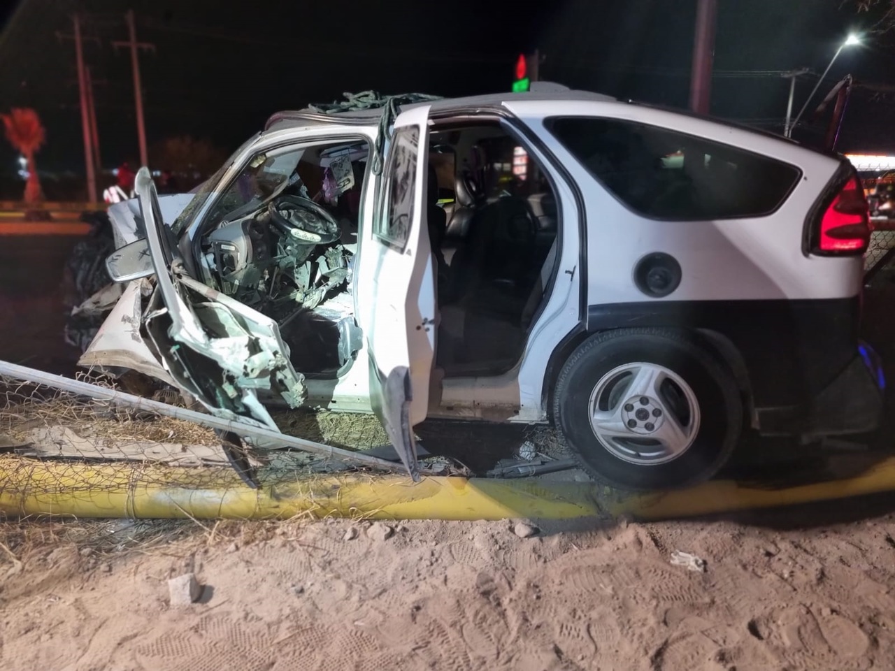 El joven perdió la vida en el hospital, tras sufrir lesiones de gravedad; el conductor de la camioneta falleció en el lugar.