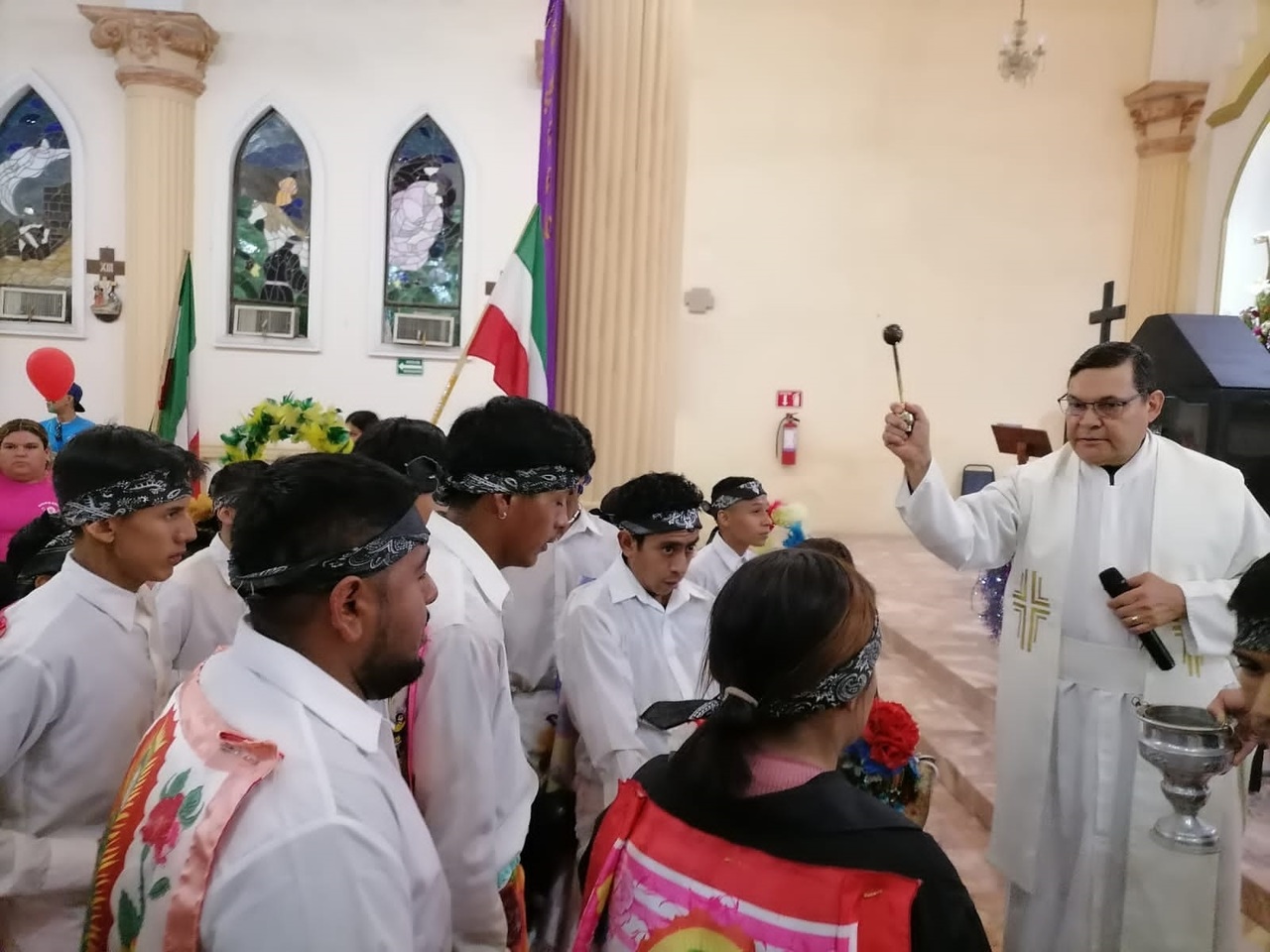 Los grupos de danzantes recibieron la bendición del sacerdote. (EL SIGLO DE TORREÓN)