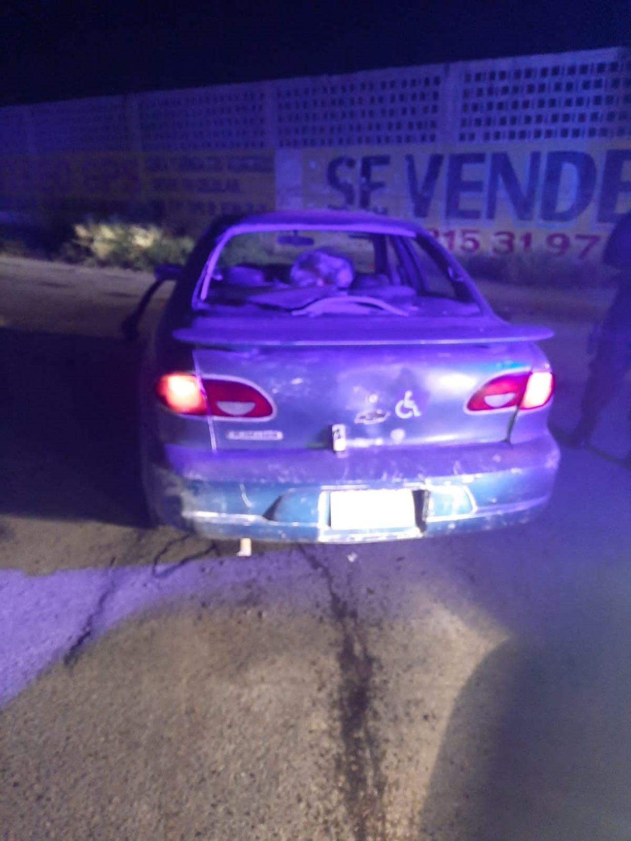 Se trata de un Chevrolet Cavalier, color blanco, del año 2001.