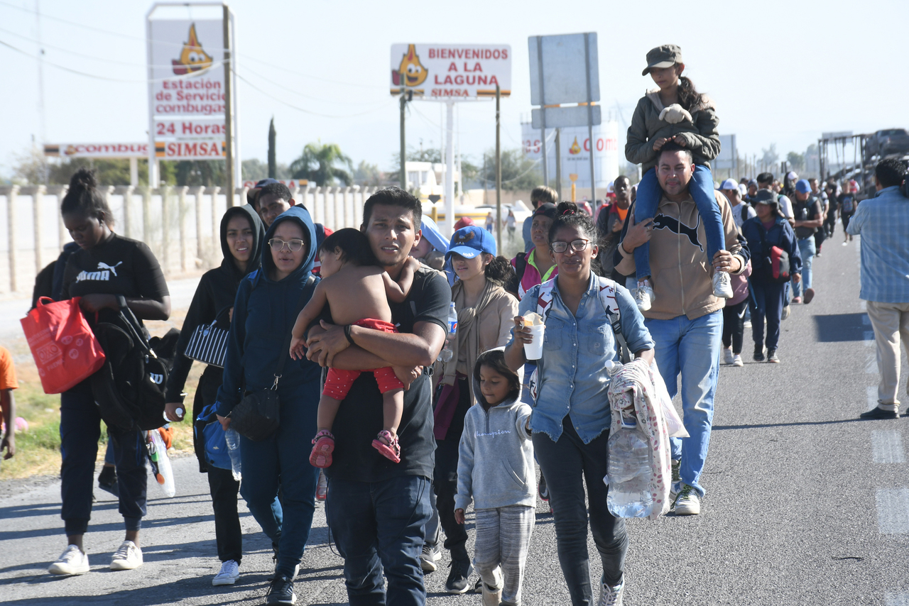 Un gran caravana de migrantes de diversas nacionalidades, entre pequeños de los 2 a los 9 años de edad, decidieron continuar su camino hacia la frontera a los Estados Unidos tras vivir una pesadilla en La Laguna.