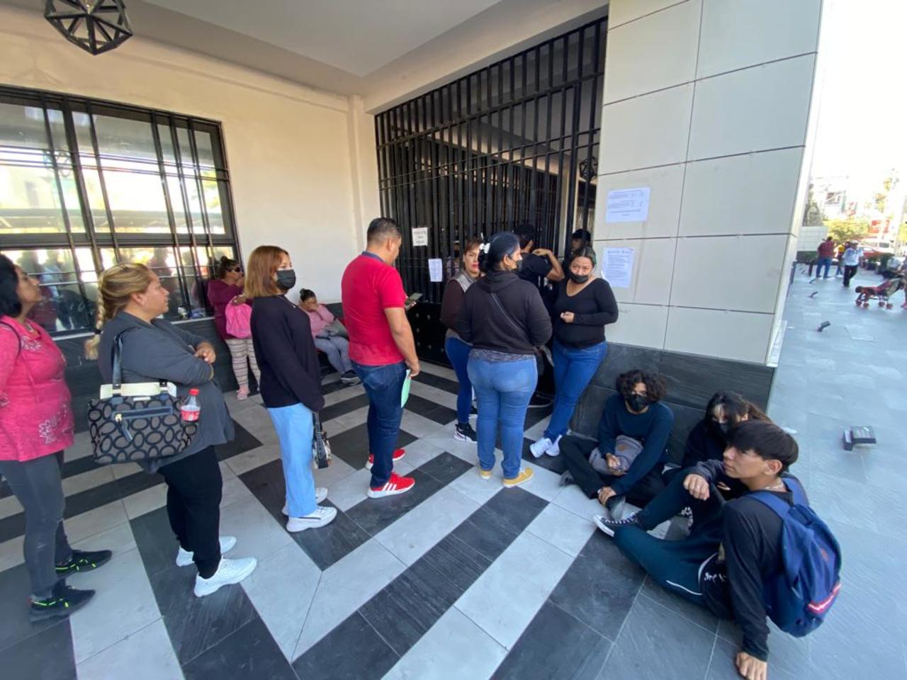 Los padres, madres de familia y estudiantes se congregaron a las afueras del Palacio Federal.