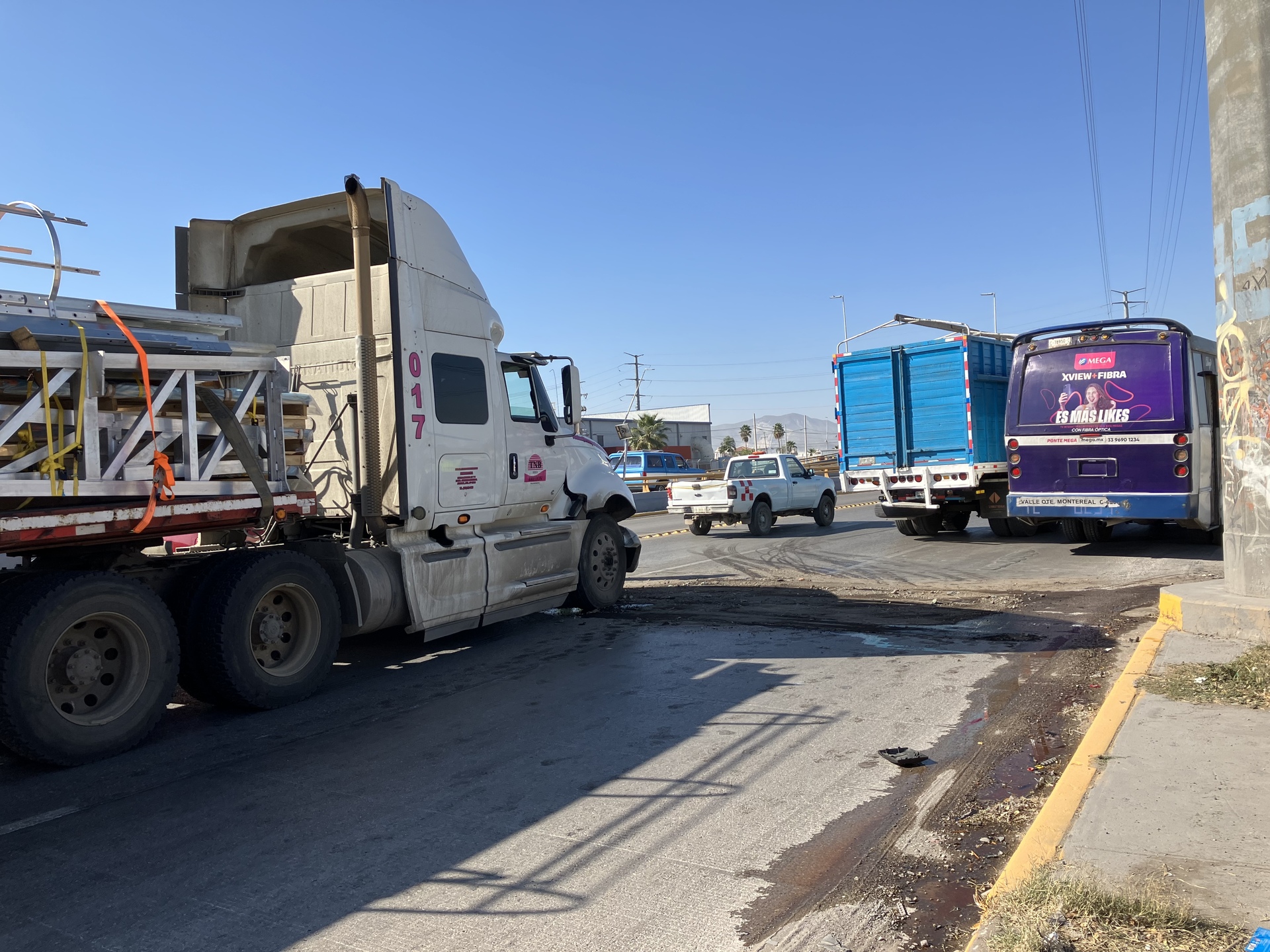 Tráiler Choca Por Alcance Contra Camión Materialista En La Carretera Torreón Matamoros El 3803