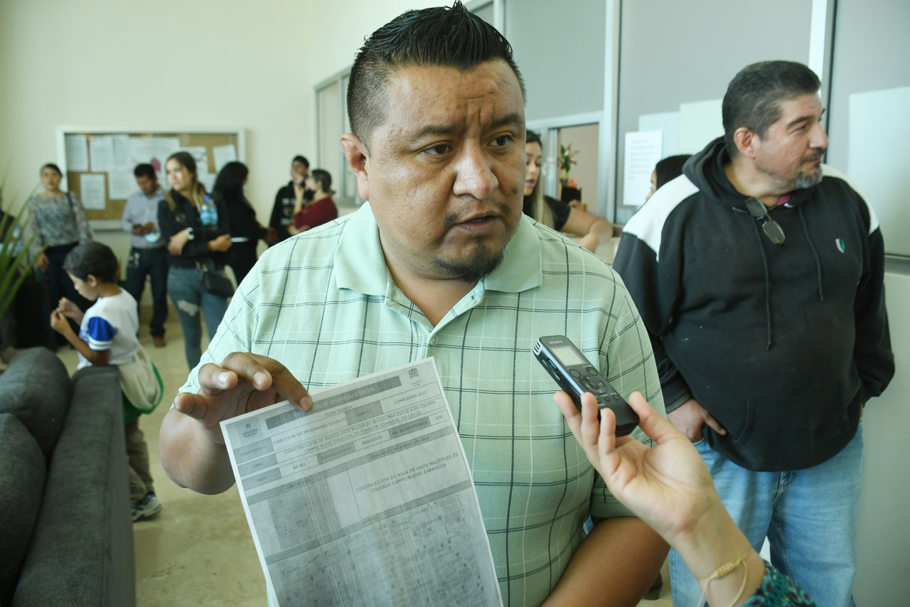 Protesta pacíficamente en la presidencia municipal de Torreón, piden una obra de pavimentación y un salón de usos múltiples. (FERNÁNDO COMPEÁN / EL SIGLO DE TORREÓN)