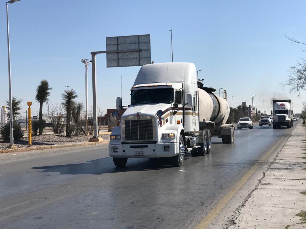 El lunes bajará considerablemente el tráfico pesado en el Periférico, pues inicia el plan piloto del Municipio de Torreón. (FERNÁNDO COMPEÁN / EL SIGLO DE TORREÓN)