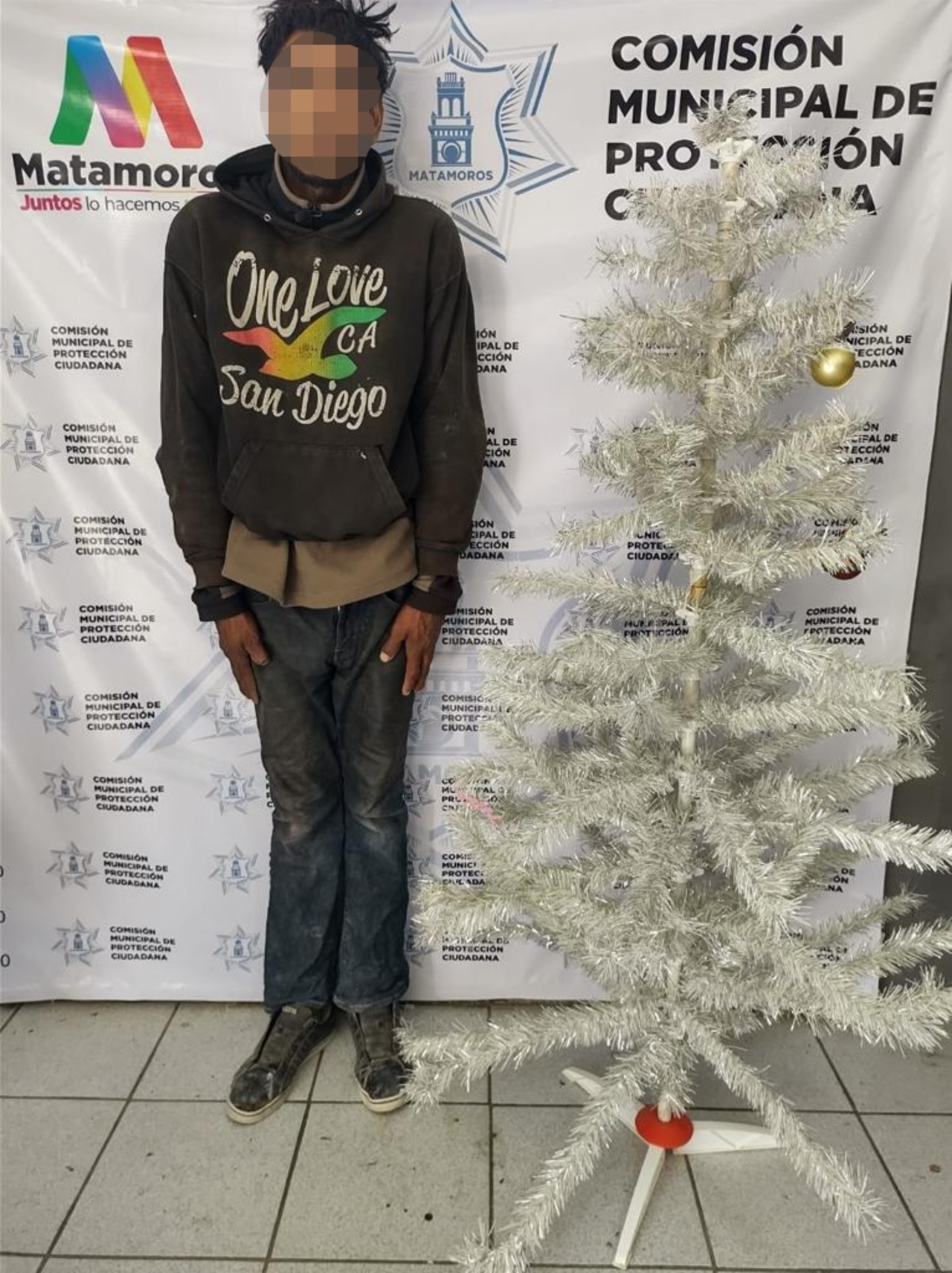 Luego de robar el pino navideño del dispensario médico, al ser abordado por policías manifestó que era suyo y que lo iba a vender.