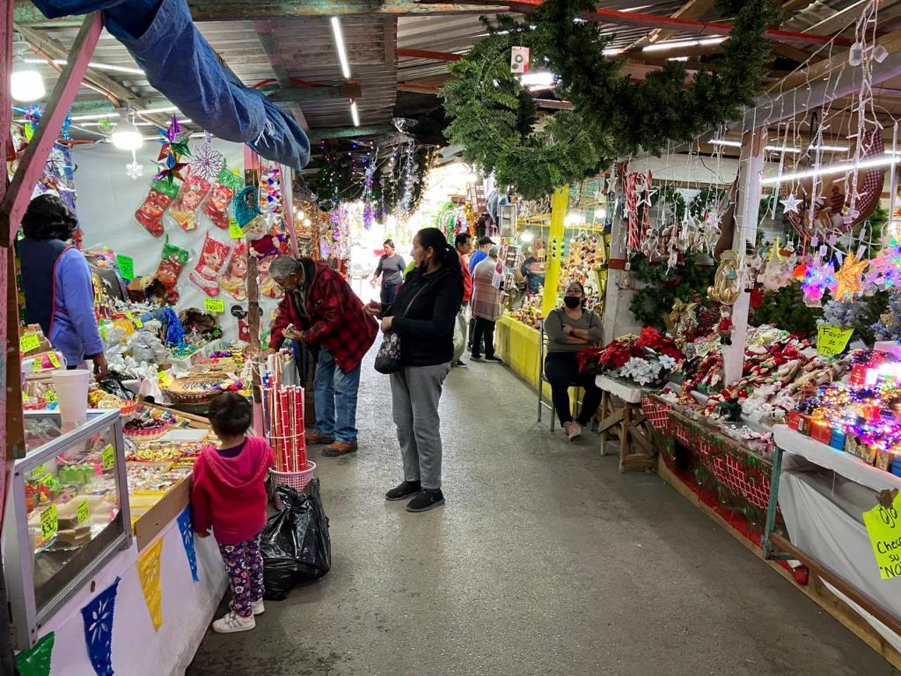 De forma lenta aumentan las ventas en el Mercadito Navideño de Torreón; llaman a visitarlo.