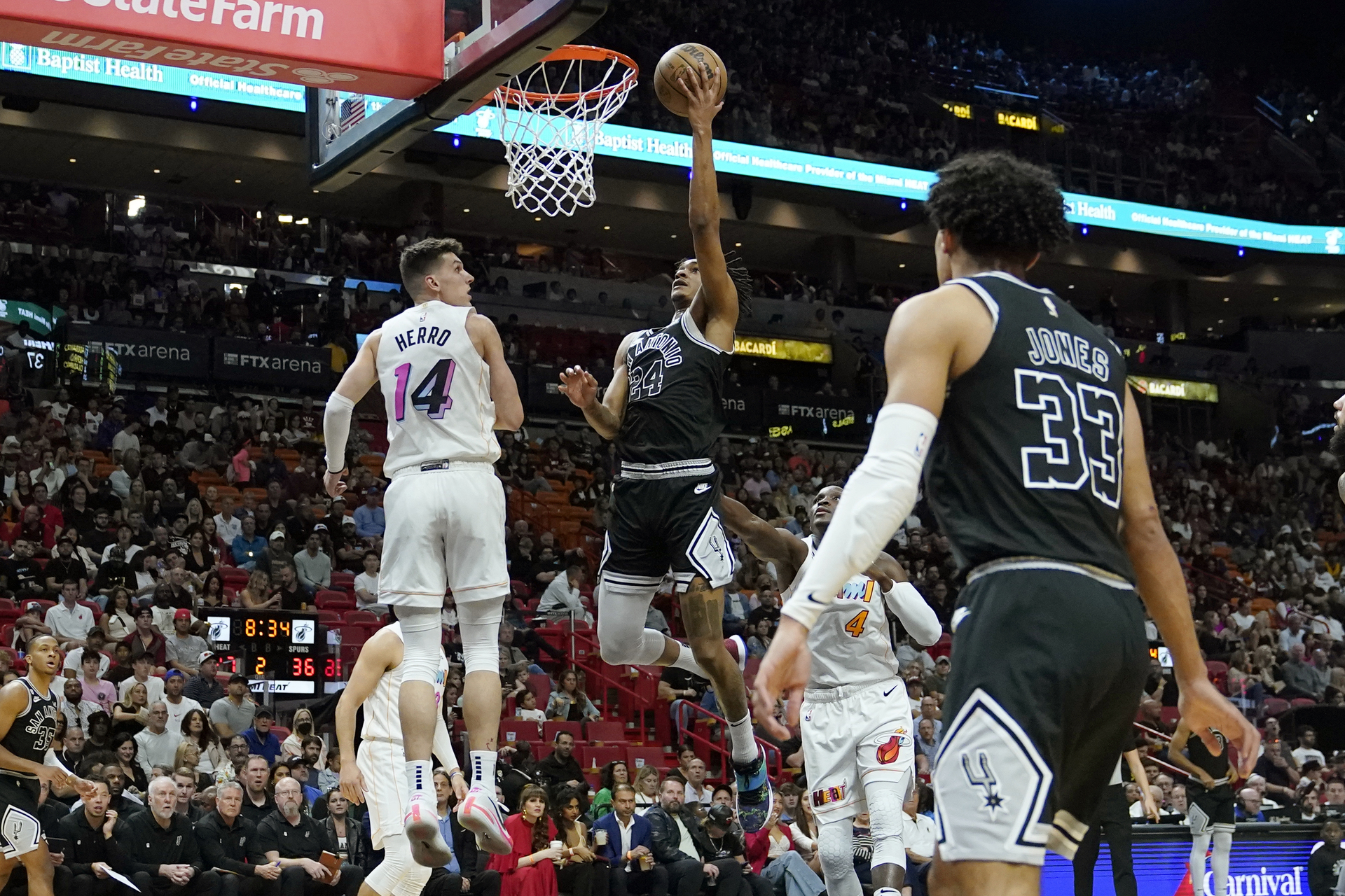 Apenas hace una semana los Spurs sorprendieron de visita al Heat, por lo que el equipo de Miami buscará la revancha hoy en la duela de la Arena Ciudad de México (AP)