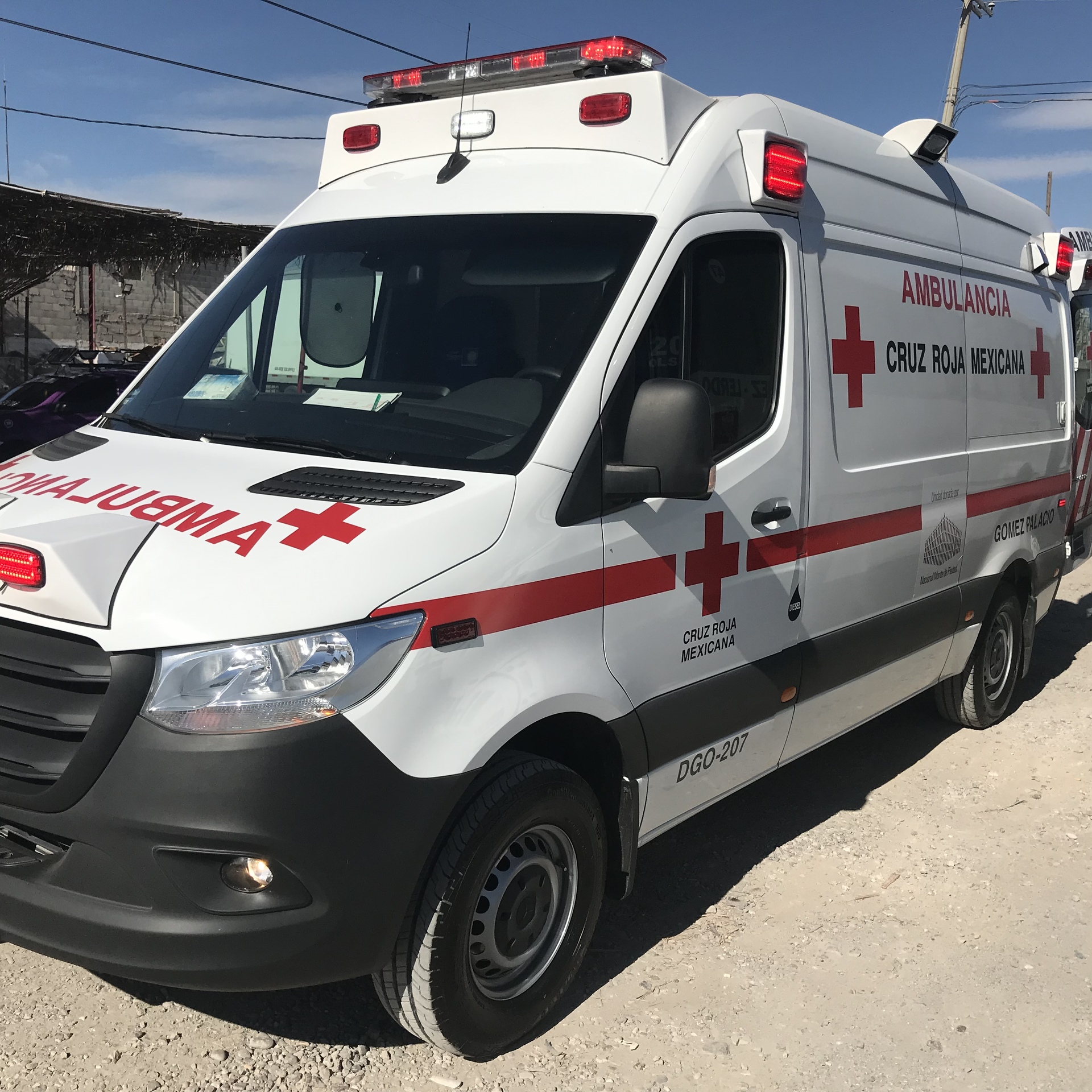 Personal médico de la Cruz Roja atendieron a los lesionados. (EL SIGLO DE TORREÓN)