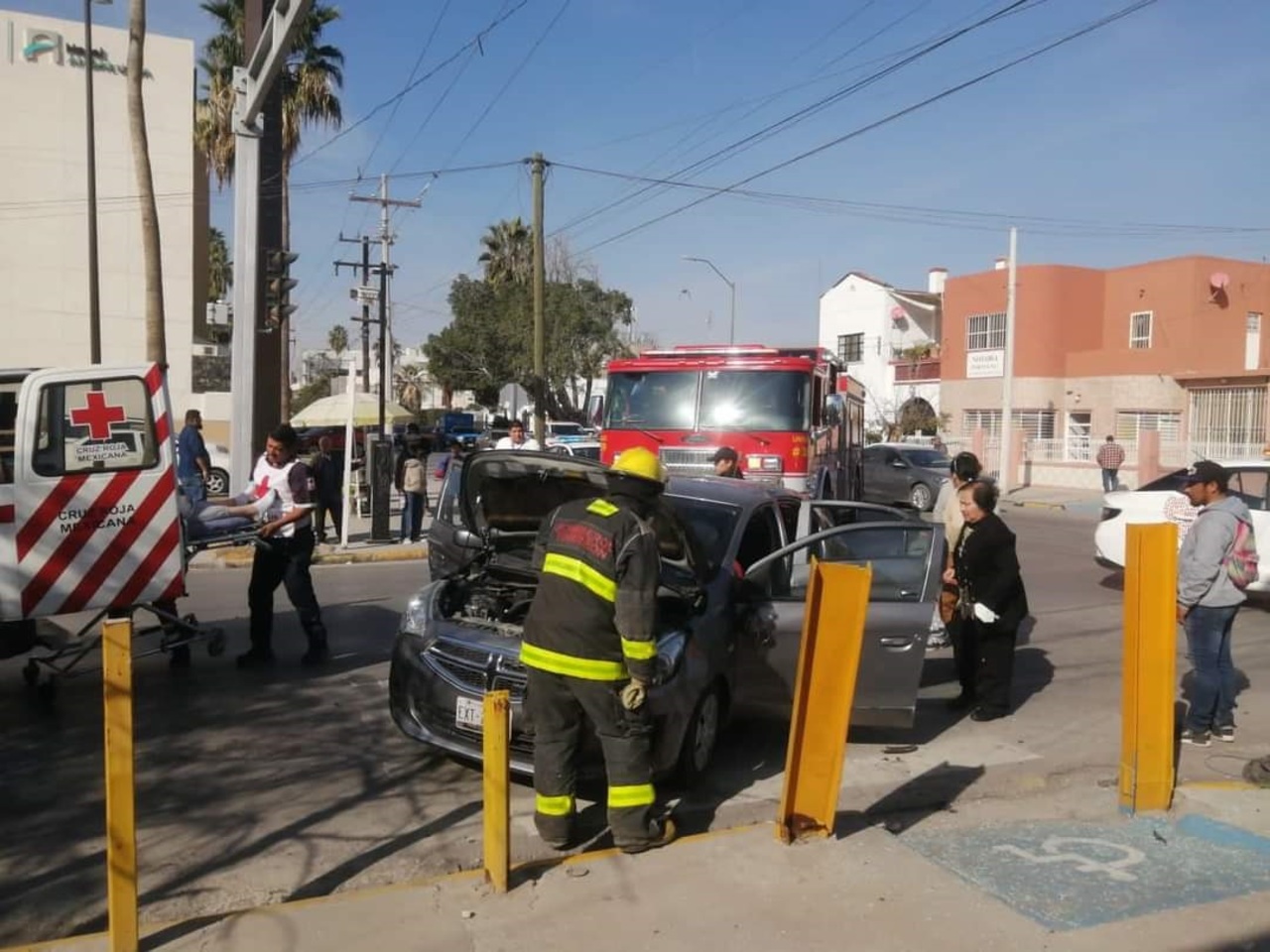 Fuerte accidente en el Centro de Torreón; conductores no aceptaron su responsabilidad. (EL SIGLO DE TORREÓN)
