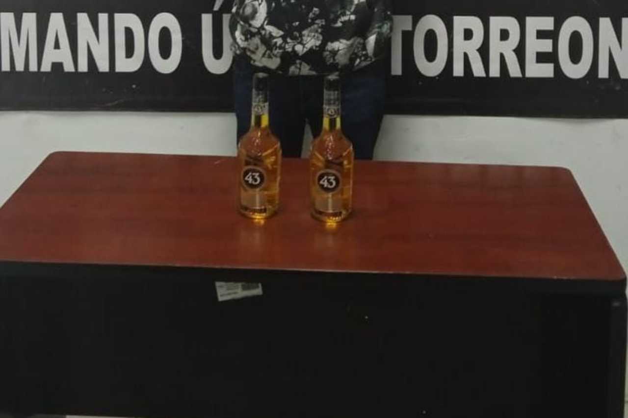 El joven se apoderó de botellas de licor e intentó escapar; sin embargo fue interceptado por el guardia del lugar.