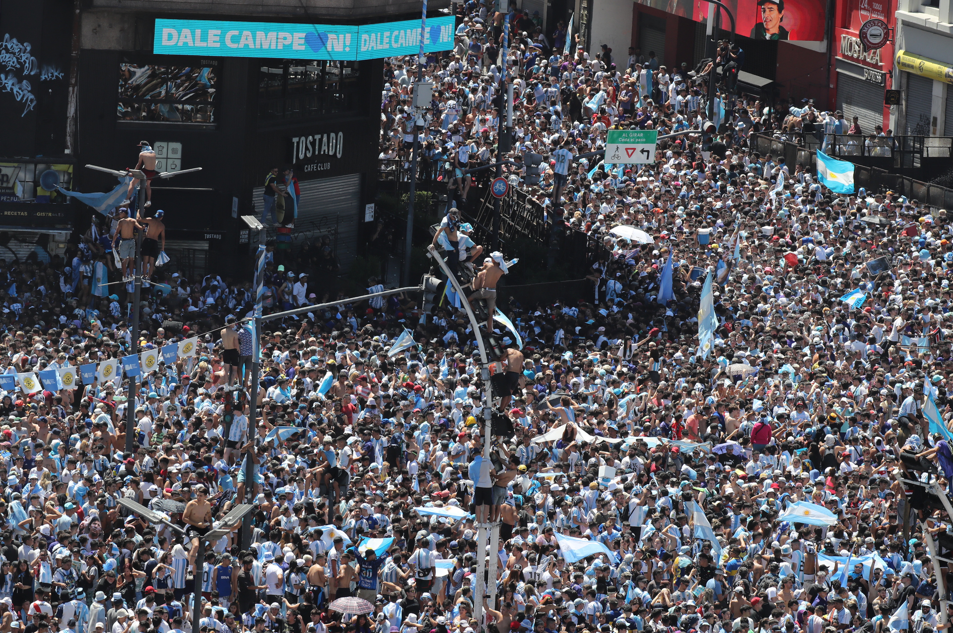 Caos en el centro de Buenos Aires por confusión del recorrido de la selección