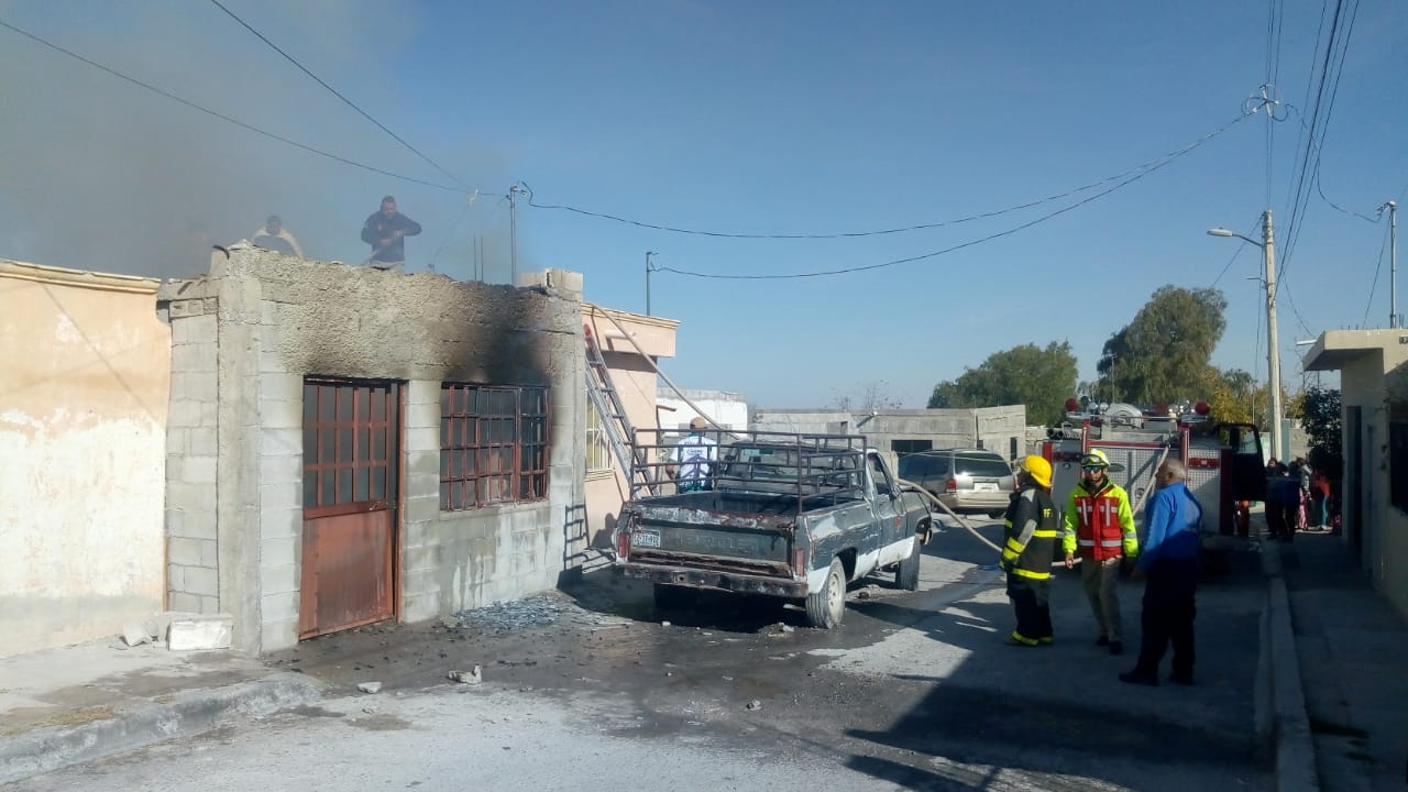 Fuego arrasa con casa en Parras de la Fuente