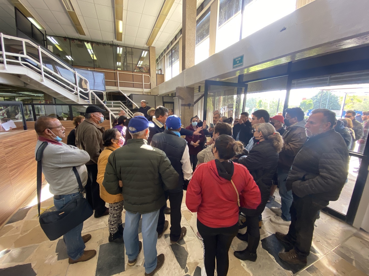 El subsecretario de Educación en La Laguna de Durango atendió ayer al personal jubilado que había acudido por el bono navideño. (EL SIGLO DE TORREÓN)