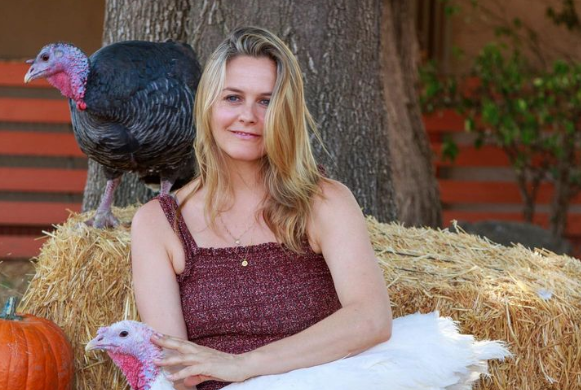 Alicia Silverstone posa sin ropa a favor de los animales