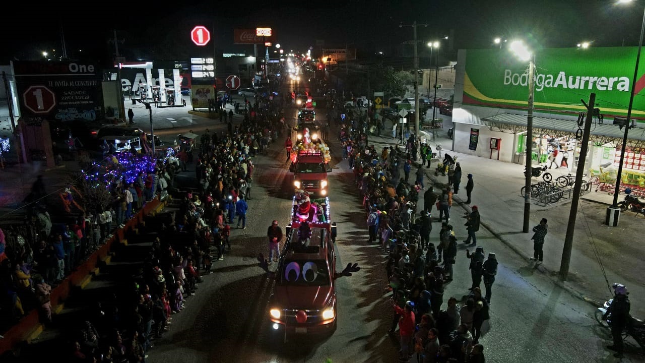 La caravana con distintivos navideños recorrió las principales calles del municipio de Francisco I. Madero. (EL SIGLO DE TORREÓN)