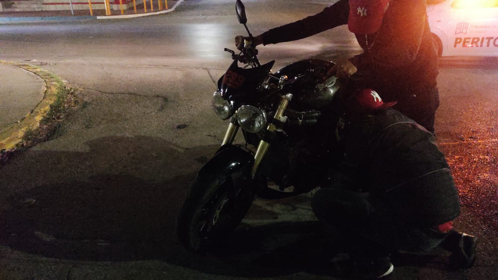 La motocicleta se subió al camellón y chocó contra la barda de un monumento. (EL SIGLO DE TORREÓN)