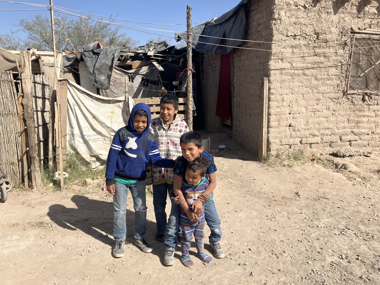 Para los niños de la colonia Isaura Montemayor, Santa Claus llega de forma diferente.