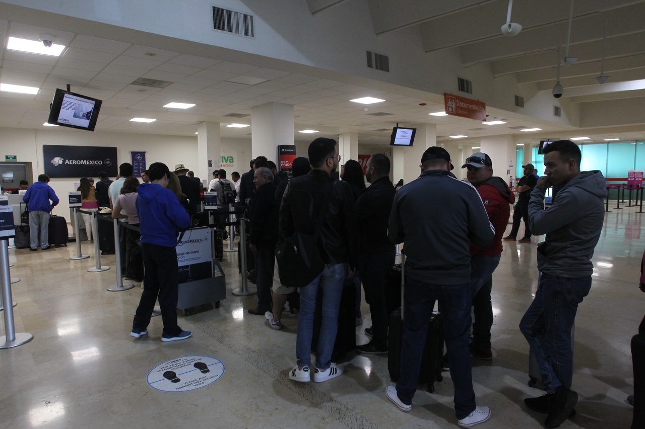 Hay mucha gente varada en aeropuertos de Dallas, Texas; San Diego y Los Ángeles, California; Tijuana, Baja California.