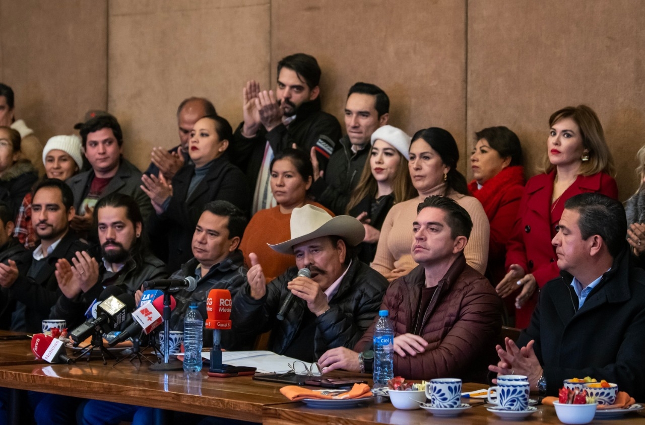 El senador Armando Guadiana encabezó una rueda de prensa en compañía de Luis Fernando Salazar.