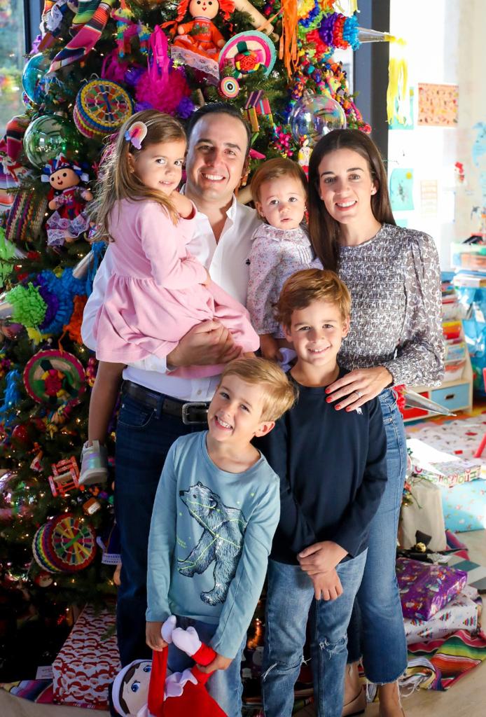 Manolo Jiménez y su familia desean feliz Navidad a coahuilenses