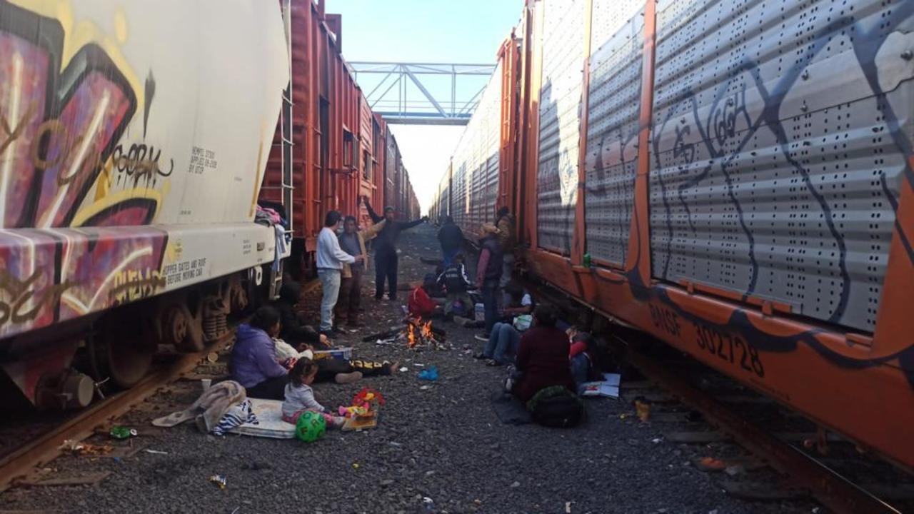 Un numeroso grupo de migrantes se detectó ayer en Torreón; los extranjeros fueron apoyados por ciudadanos. (EL SIGLO DE TORREÓN)