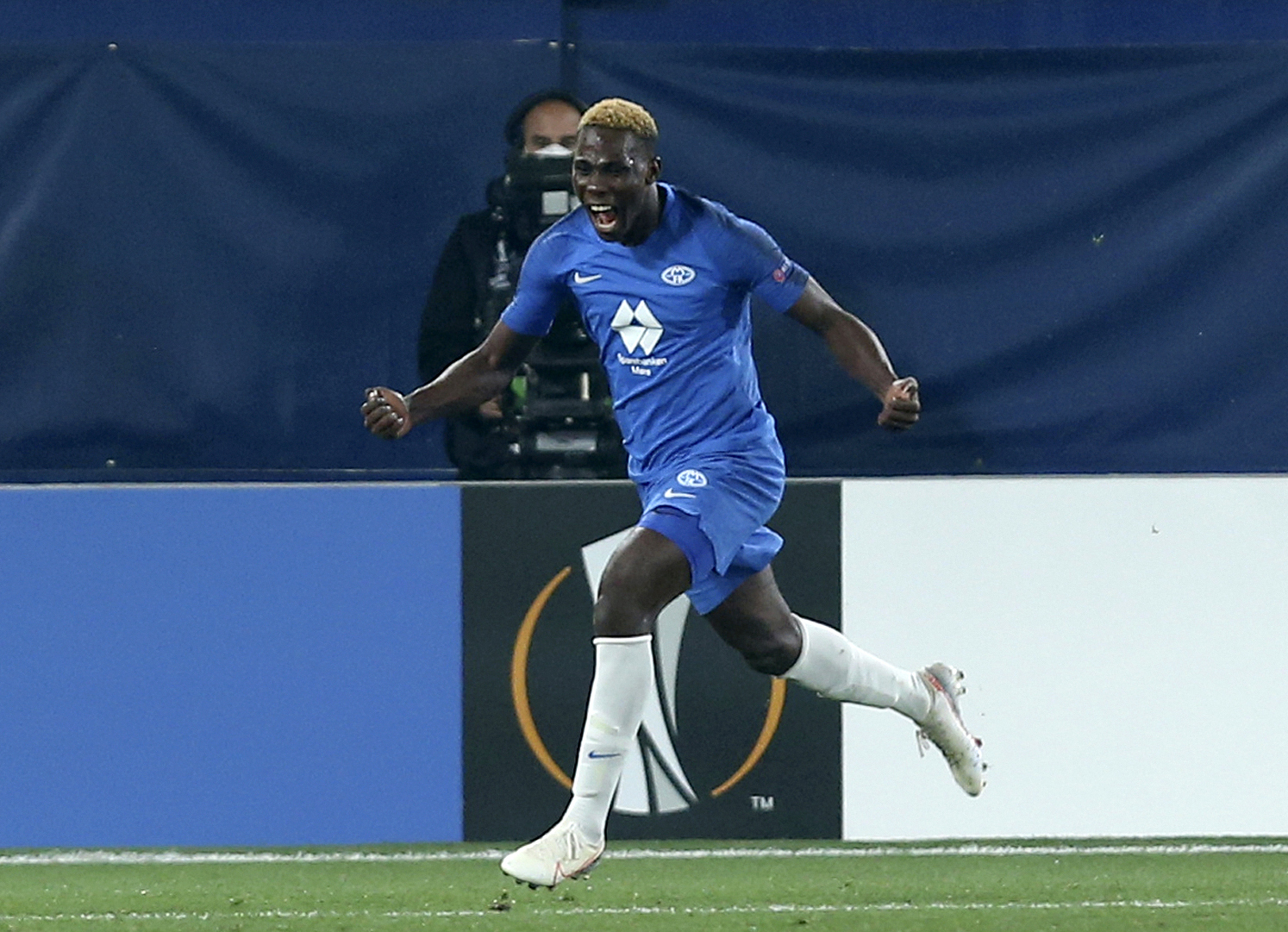 ARCHIVO - Foto del 18 de febrero del 2021, David Datro Fofana celebra tras anotar el tercer gol en el empate 3-30 en la ronda de dieciseisavos en la Europa League ante 1899 Hoffenheim. El miércoles 28 de diciembre del 2022, Chelsea firma al delantero. (AP Foto/Alberto Saiz, Archivo)


