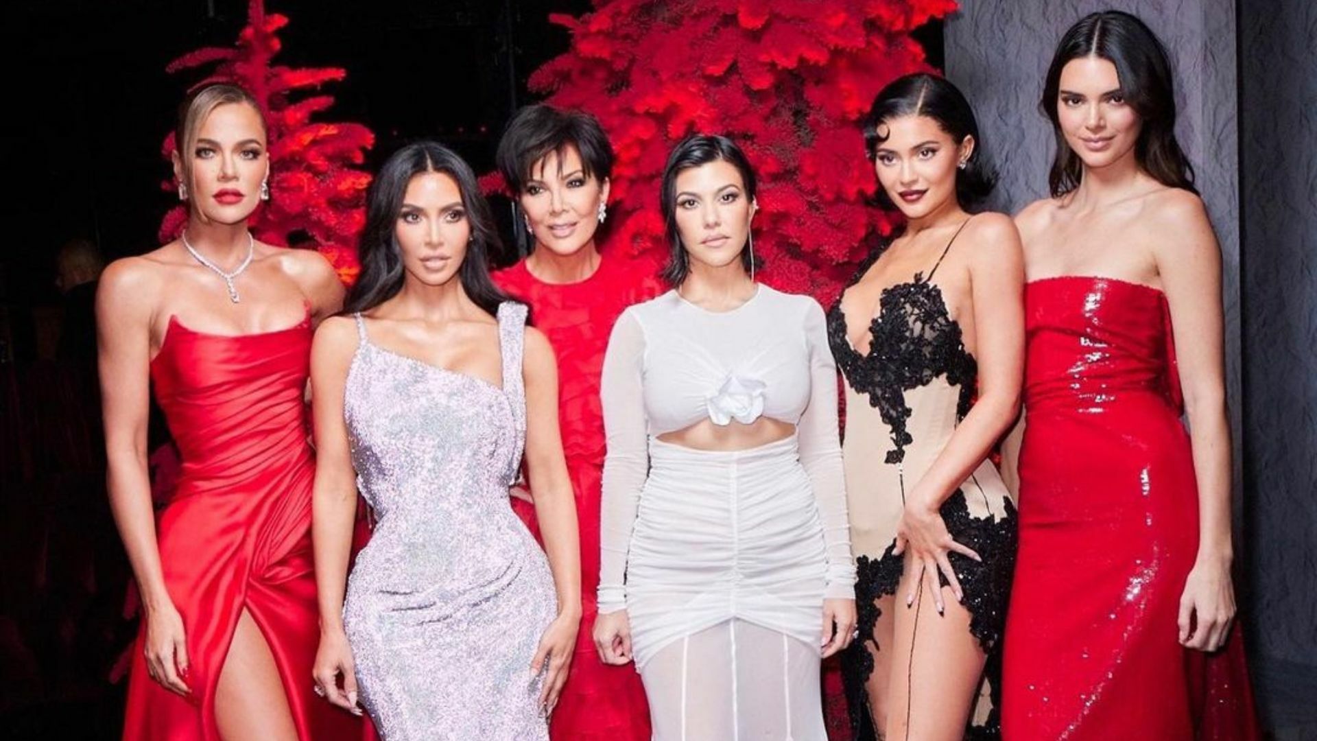 Las Kardashian desatan polémica por exceso de Photoshop en su foto familiar de Navidad