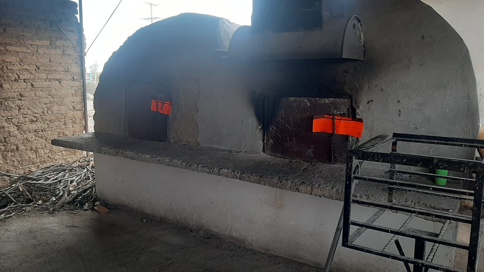 Clausuran restaurante de gorditas en Torreón que estaba ‘colgado’ de la electricidad de un semáforo