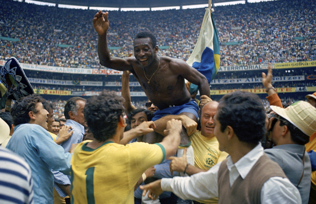 En el Estadio Azteca, Brasil goleó 4-1 a Italia en la final de México 70', para que Pelé conquistara su tercer campeonato mundial de la historia.
