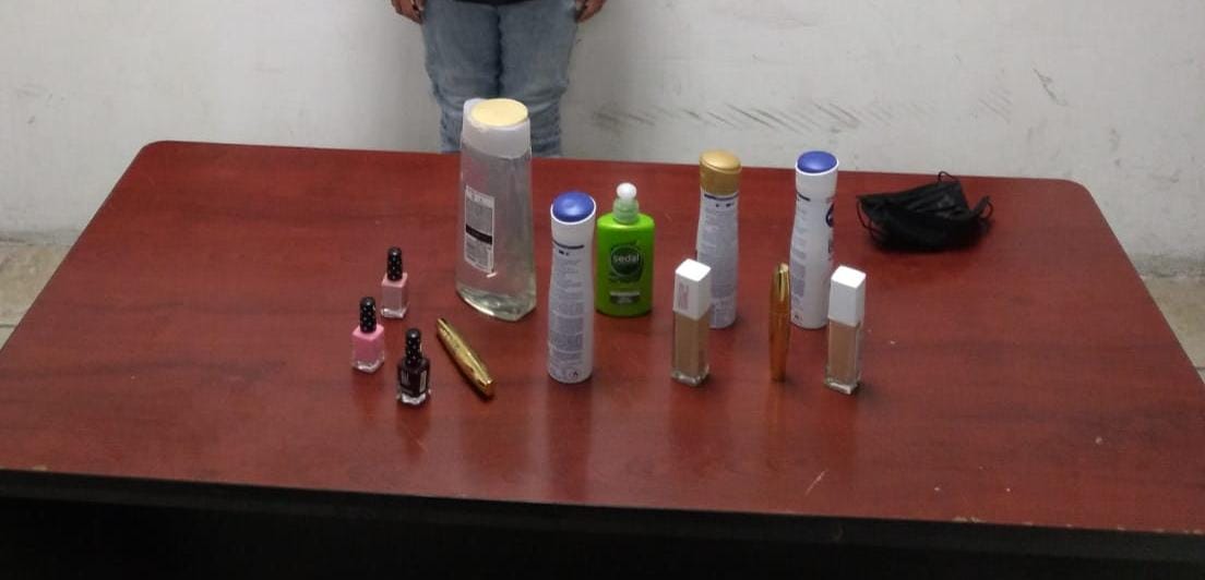 La mujer intentó salir del comercio sin pasar por el área de cajas. (ESPECIAL)