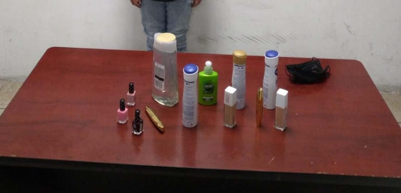 La mujer intentó sustraer productos con un valor de más de mil pesos.