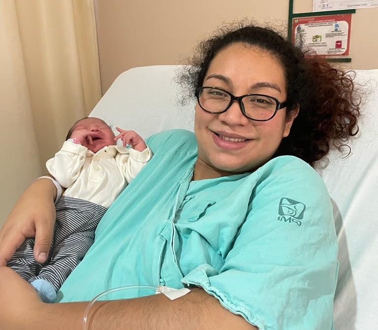 Su mamá, de nombre Karla, se encuentra feliz y agradecida porque el recién nacido se encuentra sano.