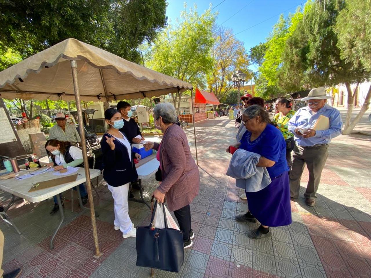 Ayer se pudo observar una mayor participación de personas de la tercera edad en el módulo que se instaló en la plaza principal. (EL SIGLO DE TORREÓN)