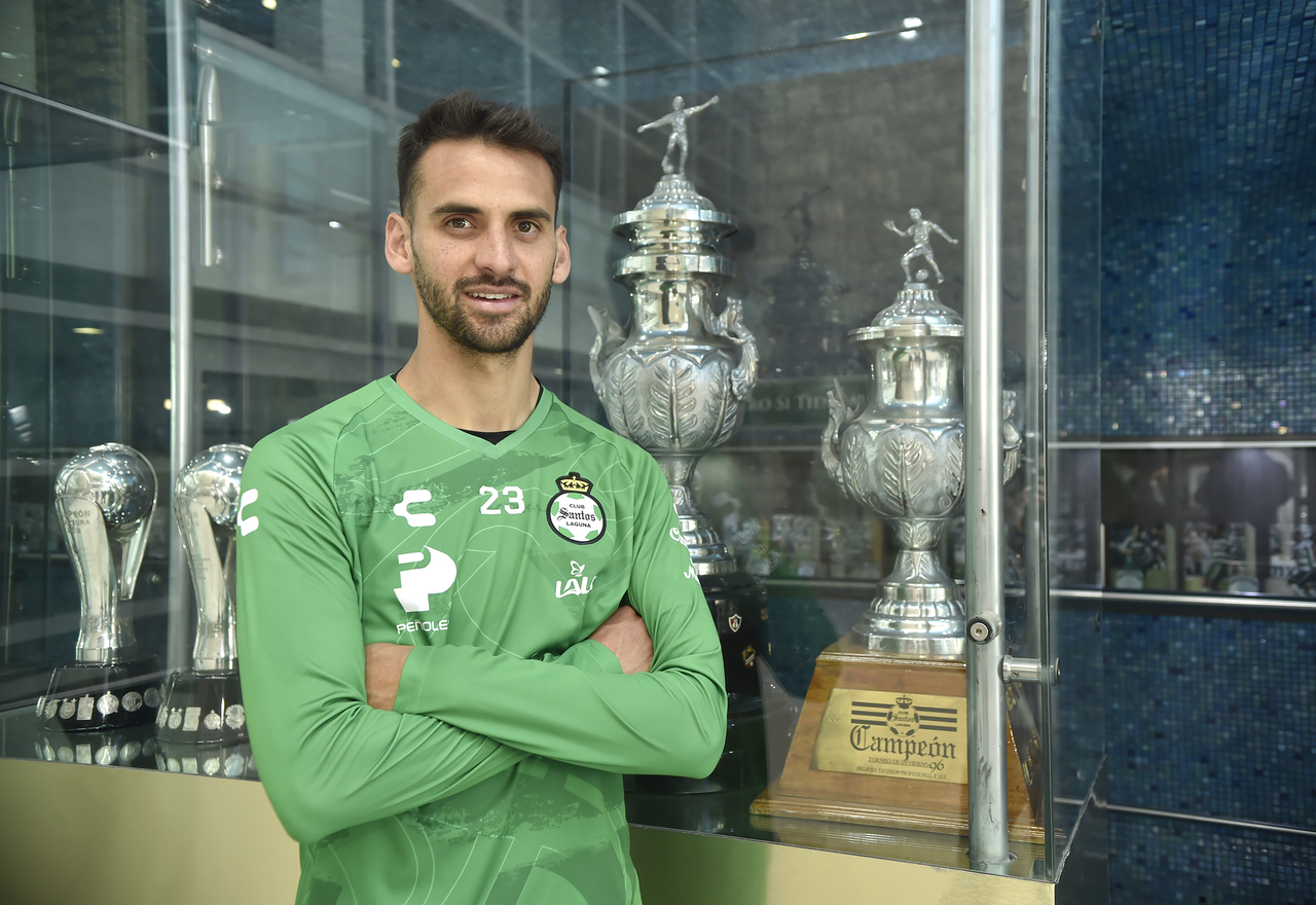 Junto al trofeo del primer campeonato en la historia de los Guerreros en primera división, el recién llegado Raúl 'Dedos' López, posó sonriente e ilusionado, para la lente de El Siglo de Torreón, antes de disputar su primer partido oficial con los Guerreros. (FOTOS: RAMÓN SOTOMAYOR)