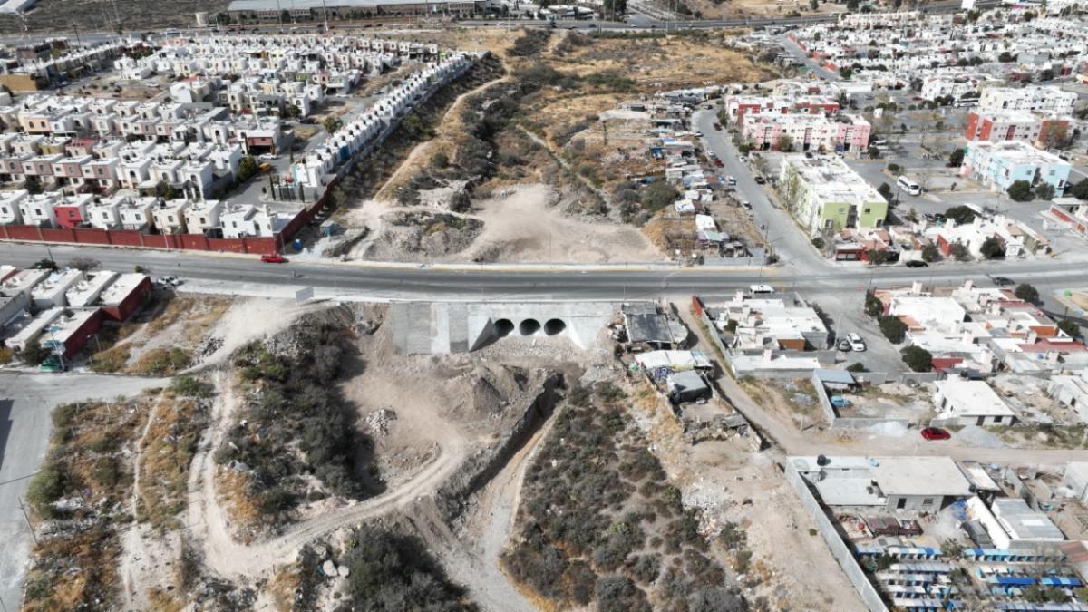 Paso vehicular en Lomas del Refugio, al 98% de su construcción