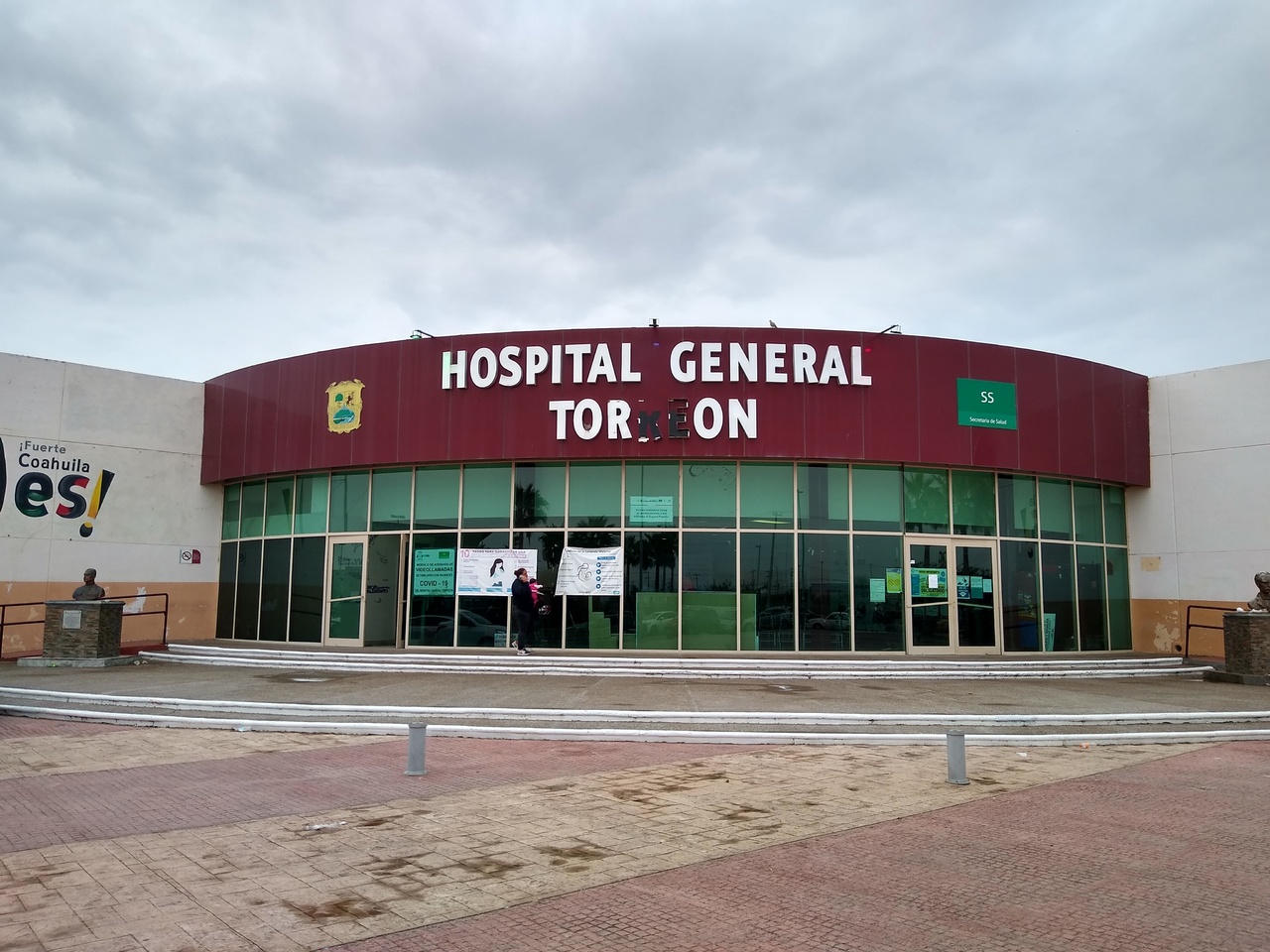 El lesionado fue trasladado en la ambulancia de la Cruz Roja hasta el área de Urgencias del Hospital General de Torreón. (EL SIGLO DE TORREÓN)