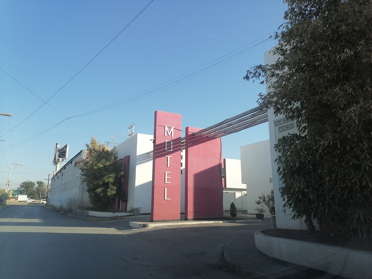 Hombres armados despojan a empleadas de sus pertenencias y roban artículos de un motel.