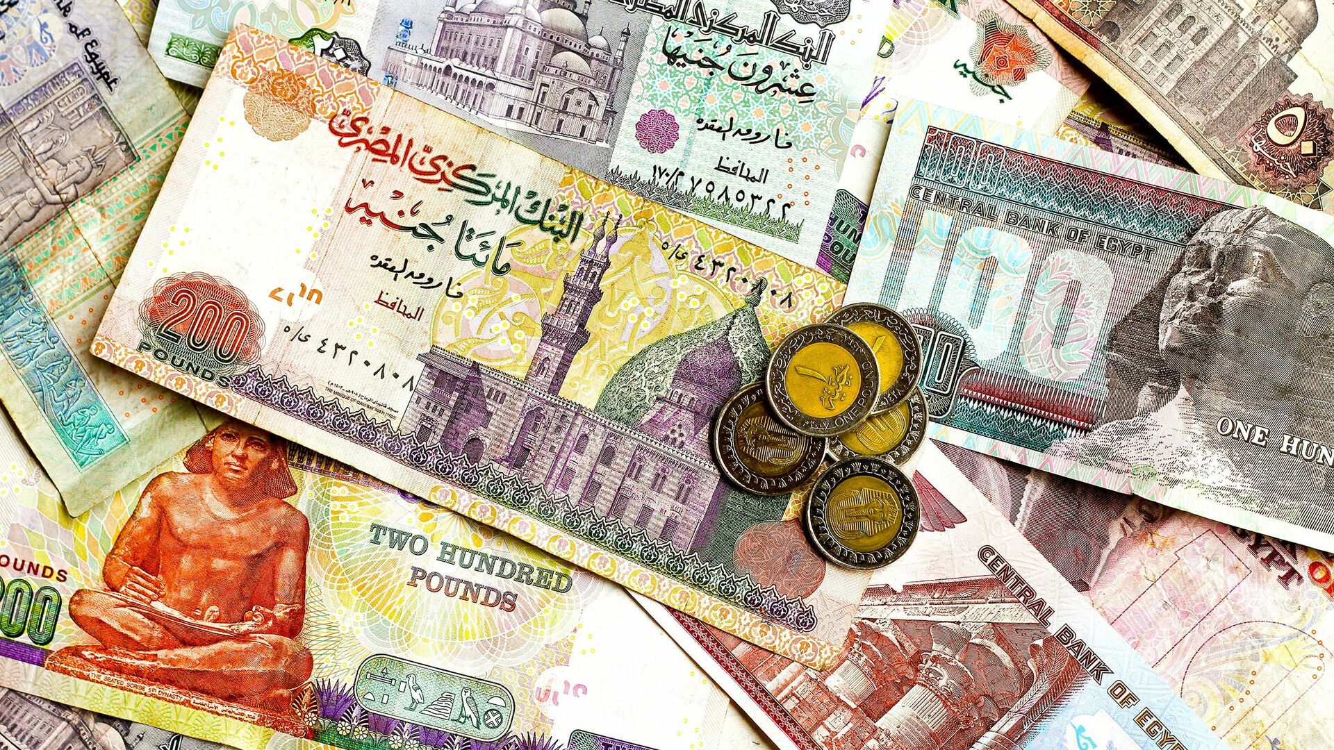 Libra egipcia se desploma hasta 16% frente al dólar en solo un día