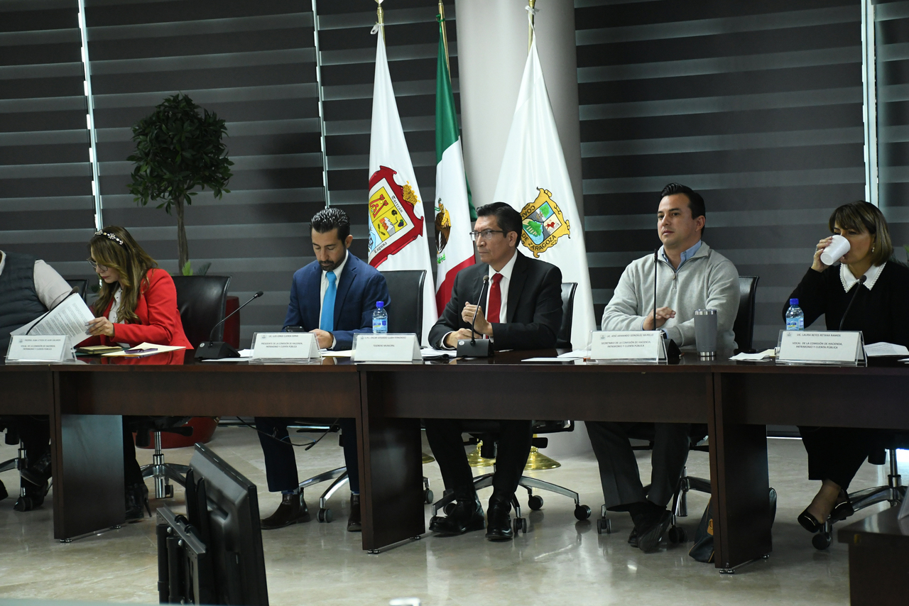 El tesorero, Óscar Gerardo Luján Fernández, compareció ante integrantes de la Comisión de Hacienda del Cabildo de Torreón. (EDUARDO RUÍZ / EL SIGLO DE TORREÓN)