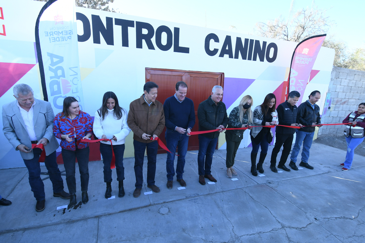 El alcalde, Román Alberto Cepeda inauguró y supervisó las obras de rehabilitación del Centro de Control Canino. (FERNÁNDO COMPEÁN / EL SIGLO DE TORREÓN)