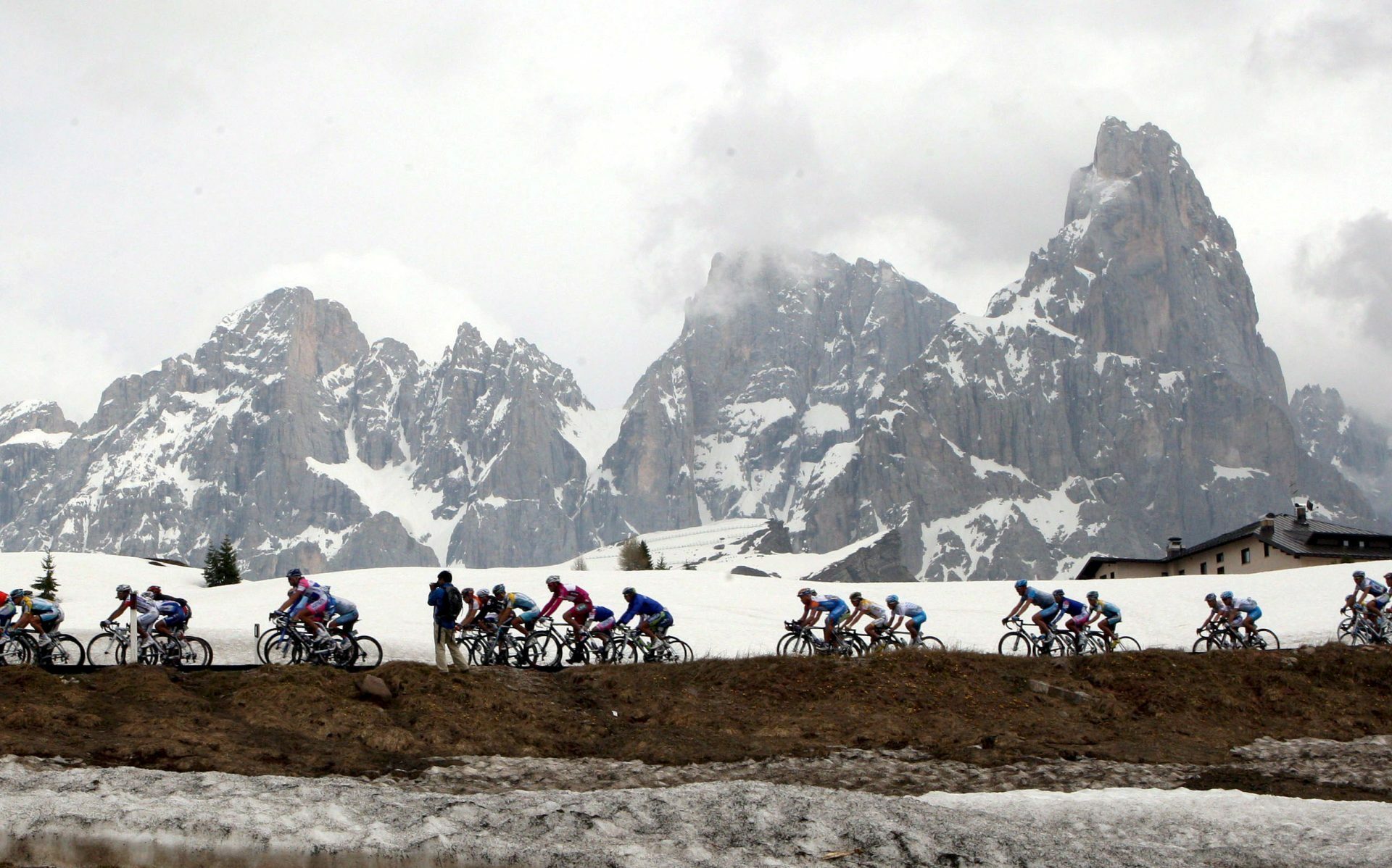 A pesar de las variaciones anuales y de los diferentes inviernos, entre los años 1400 y 1900 el manto de nieve se mantuvo mas o menos estable. (EFE)